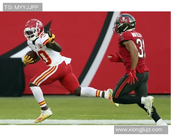 足球明星跨界挑战橄榄球赛场展现全新运动魅力与竞技精神 足球明星跨界挑战橄榄球赛场展现全新运动魅力与竞技精神